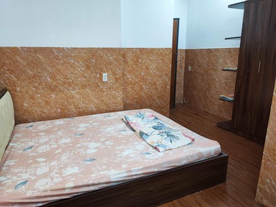 Cho thuê mặt bằng nguyên hồng, 4x15m, có phòng ở lại, 7tr 1