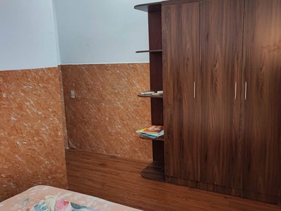 Cho thuê mặt bằng nguyên hồng, 4x15m, có phòng ở lại, 7tr 3