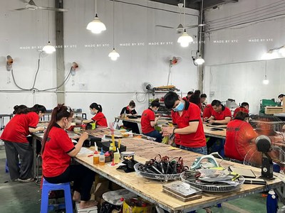 Xưởng sản xuất   bán sỉ đồ da, nhận gia công riêng cho người mới khởi nghiệp 0