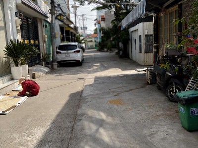 Nhà đẹ  4 n   trung tâm nhà bè   x   ơi tới cửa  4