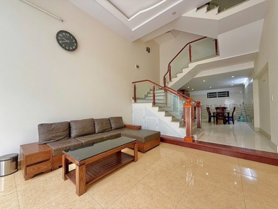 Cho thuê nhà phố Văn Cao, DT: 70m2, 5 p.ngủ khép kín. 0