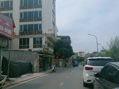 Ngọc thuỵ ngay gần hồ ao lão và khai sơn ô tô 7 chỗ thông.  diện tích: 41,7 m2 lô góc: mặt tiền 2