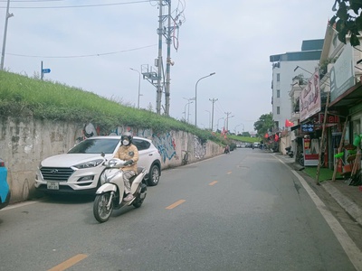 Ngọc thuỵ ngay gần hồ ao lão và khai sơn ô tô 7 chỗ thông.  diện tích: 41,7 m2 lô góc: mặt tiền 1