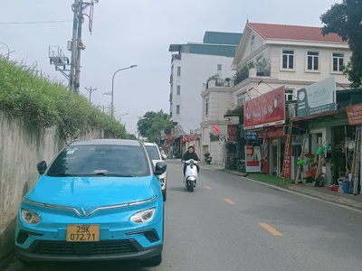 Ngọc thuỵ ngay gần hồ ao lão và khai sơn ô tô 7 chỗ thông.  diện tích: 41,7 m2 lô góc: mặt tiền 0