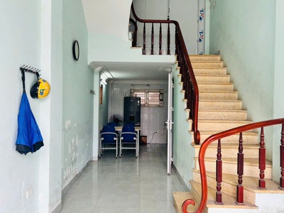 Cho thuê nhà ngõ 902 kim giang, 4.5 tầng x 36m2, 5 ngủ, 3 vệ sinh, 11 triệu vào ngay 2