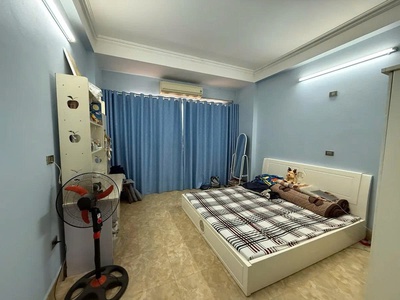 Bán gấp nhà 5 tầng mặt phố Bà Triệu, 75m2, mặt tiền rộng 4m,  vị trí đẹp, kinh doanh tốt, giá 23.5 2