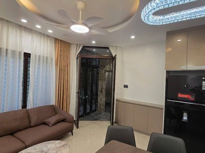 Bán nhà  chính  chủ- trung tâm  cầu  giấy- giá đẹp nhất- tặng nội thất- thang máy-5 tầng  49m2- ô 0