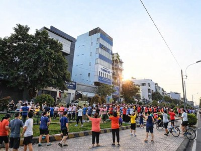 Mặt tiền 30m đối diện công viên  80m  ngang hơn 4m  dòng tiền 200tr nhỉnh 13 2