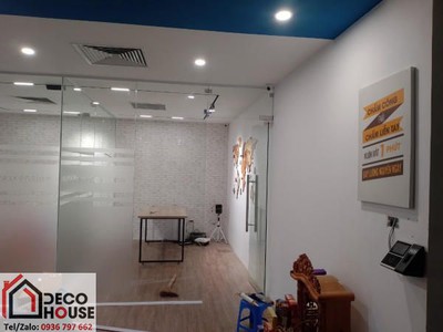 So sánh vách ngăn kính cường lực với vách thạch cao 0