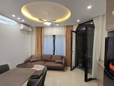 Nhỉnh 12 tỷ một chút   mua được nhà 5 tầng thang máy ngay trần duy hưng. tặng full noi that 1