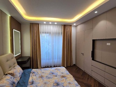 Nhỉnh 12 tỷ một chút   mua được nhà 5 tầng thang máy ngay trần duy hưng. tặng full noi that 3