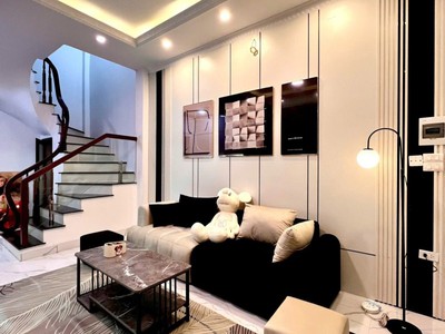 Nhà nguyễn văn linh   long biên  ô tô qua nhà  5 tầng đẹp  trung tâm tiện ích - chưa đến 8 tỷ 2