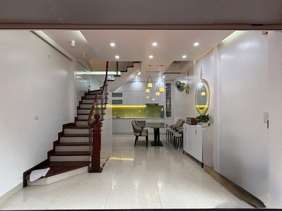 Nhà 5t ngọc lâm dân xây, ngõ rộng, gần phố chỉ hơn 9 tỷ còn tl. 0