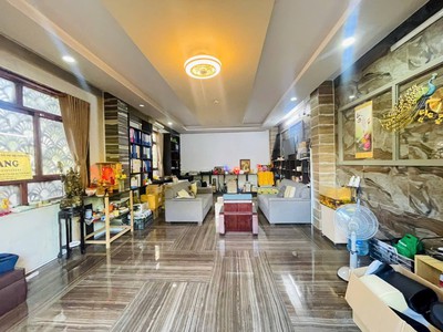 Biệt thự sân vườn   mặt tiền 18m hiếm - gần phạm văn đồng 1