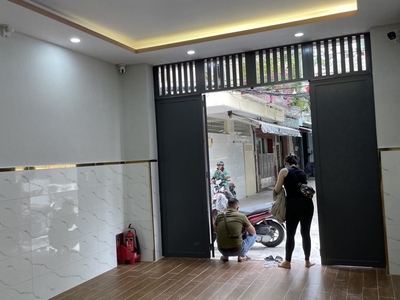 Nhà chính chủ 20 năm chưa qua đò-3 tầng-4pn- nhà 2 mặt hẽm-hẽm thông-sát mặt tiền lạc long quân 1