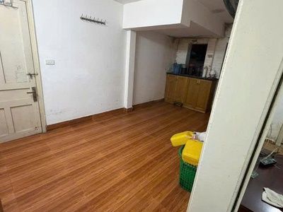 Cho thuê tập thể tầng 2 đầu hồi nhà e tập thể thành công, 150m2, 3 ngủ, 2 vệ sinh, 12tr 1