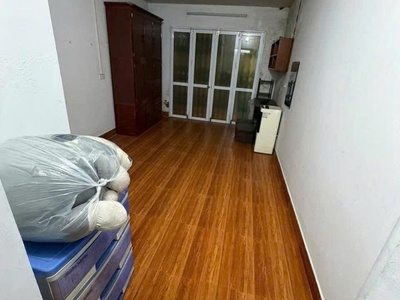 Cho thuê tập thể tầng 2 đầu hồi nhà e tập thể thành công, 150m2, 3 ngủ, 2 vệ sinh, 12tr 2