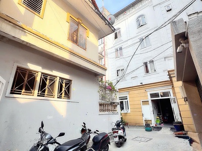 Bán nhà 2 tầng căn góc 2 mặt tiền xe hơi ngủ trong nhà đ. võ thị sáu, quận 3 - dt 80m2- ngay nhà 3