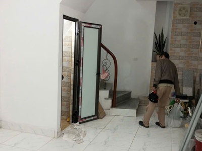 Cho thuê nhà ngõ 100 nguyễn văn viên, 30m x 5 tầng. giá 10 triệu/tháng ctl 1