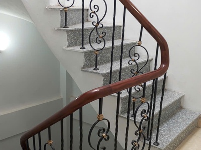 Cho thuê nhà ngõ 100 nguyễn văn viên, 30m x 5 tầng. giá 10 triệu/tháng ctl 4