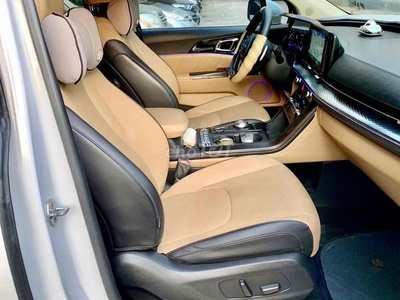 Kia Carnival màu trắng, xe gia đình 8 chỗ rộng rãi, phù hợp gia đình. 2