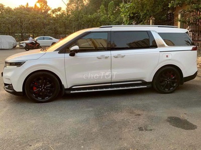 Kia Carnival màu trắng, xe gia đình 8 chỗ rộng rãi, phù hợp gia đình. 5