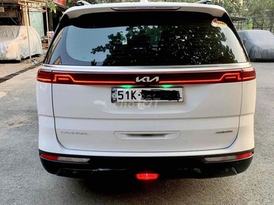Kia Carnival màu trắng, xe gia đình 8 chỗ rộng rãi, phù hợp gia đình. 4