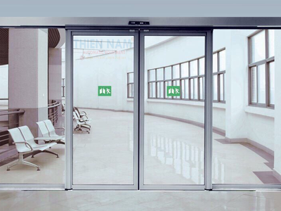 Tại Sao Nhiều Quán Cafe, Showroom Và Nhà Phố Đều Chọn Loại Cửa Này 0