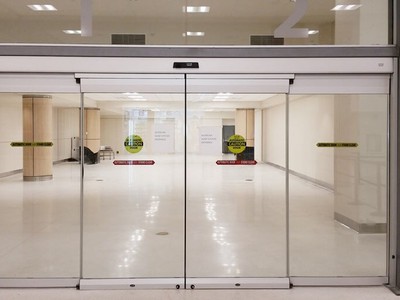 Tại Sao Nhiều Quán Cafe, Showroom Và Nhà Phố Đều Chọn Loại Cửa Này 2