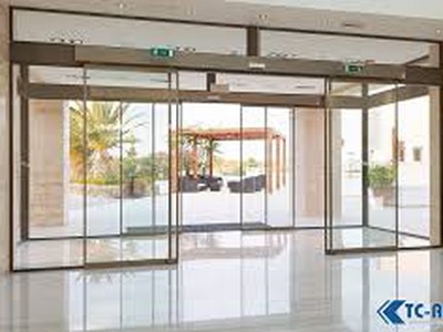 Tại Sao Nhiều Quán Cafe, Showroom Và Nhà Phố Đều Chọn Loại Cửa Này 1