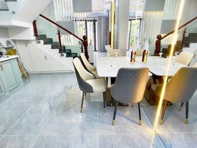 Nhà 3 tầng, xe tải đổ cửa, cạnh phú mỹ hưng, sát mặt tiền, chỉ hơn 5 tỷ 2