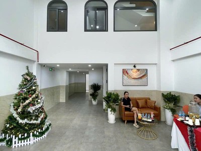 Bán chdv 6 lầu mới 100 17pn ngang 6m 108m2 ngay chợ phạm văn bạch tn 100tr chỉ 21.9 tỷ. 0