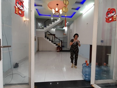 Cho thuê nhà nguyên căn quận Tân Phú gồm 1 trệt 2 lầu, 3 phòng ngủ, toa-lét riêng, sân thượng. 0