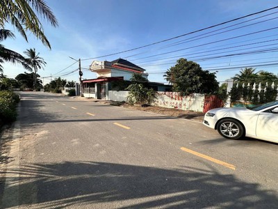 Giá 2x tr/m2 lô đất 180m2 mặt đường phong quang -zalo 0567 222 555 0