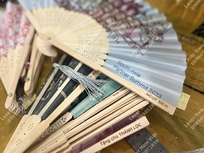 Quạt cầm tay phụ kiện sự kiện tiện lợi và thẩm mỹ