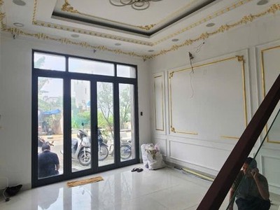 Khu nhà lầu cao cấp   đường 12m có vỉa hè   sát kênh tham lương   50m    5 tầng - 6pn   nhỉnh 6 tỷ 1