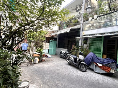 Bán nhà đ.đoàn văn bơ- căn góc 2 mt- trước nhà rộng 5m- gần chợ 200 đ.xóm chiếu- ra tôn đản- nguyễn 3