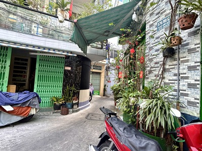 Bán nhà đ.đoàn văn bơ- căn góc 2 mt- trước nhà rộng 5m- gần chợ 200 đ.xóm chiếu- ra tôn đản- nguyễn 2