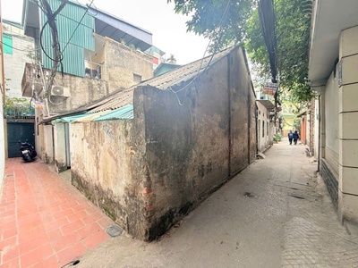 Gốc đề bán 95M tặng nhà lô góc ô tô cách 50M hoàng mai 0