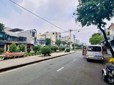 Mặt tiền đường 30m có lề   đối diện công viên   sẵn dòng tiền   73m chỉ 8.2 tỷ 0