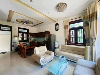 Nhà 2 tầng ngay trung tâm nha trang chỉ đi ra biển 500m gần chợ đầm dt rộng 235m làm nhà vườn trong 2