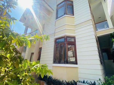 Nhà 2 tầng ngay trung tâm nha trang chỉ đi ra biển 500m gần chợ đầm dt rộng 235m làm nhà vườn trong 1