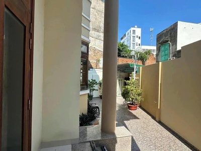 Nhà 2 tầng ngay trung tâm nha trang chỉ đi ra biển 500m gần chợ đầm dt rộng 235m làm nhà vườn trong 4