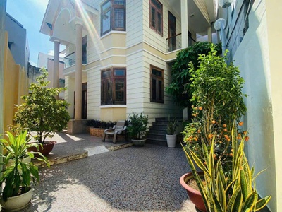 Nhà 2 tầng ngay trung tâm nha trang chỉ đi ra biển 500m gần chợ đầm dt rộng 235m làm nhà vườn trong 0