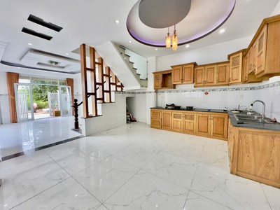 Nhà 4 tầng góc 2 mặt tiền 6,8x14m trung tâm nhà bè 3