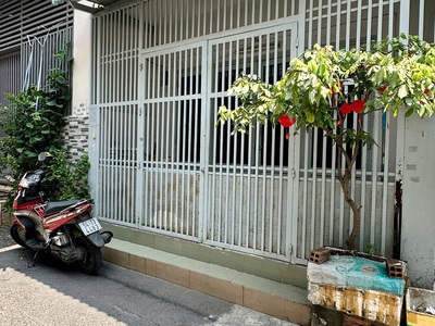 Nhà 1 lầu 4x13m cách mt phạm hùng 2 căn hxh p4q8 0