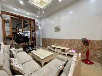 Cho thuê nhà mặt phố Văn Cao, DT: 83m2, 4 ngủ khép kín. 3