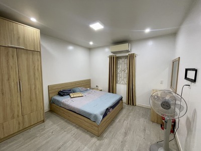 Cho thuê nhà mặt phố Văn Cao, DT: 83m2, 4 ngủ khép kín. 5