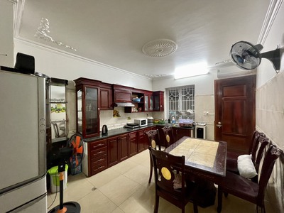 Cho thuê nhà mặt phố Văn Cao, DT: 83m2, 4 ngủ khép kín. 6