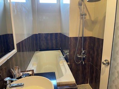 Bán khách sạn 4 tầng đường nguyễn trường tộ - tân thiện - lagi giá ngộp 2